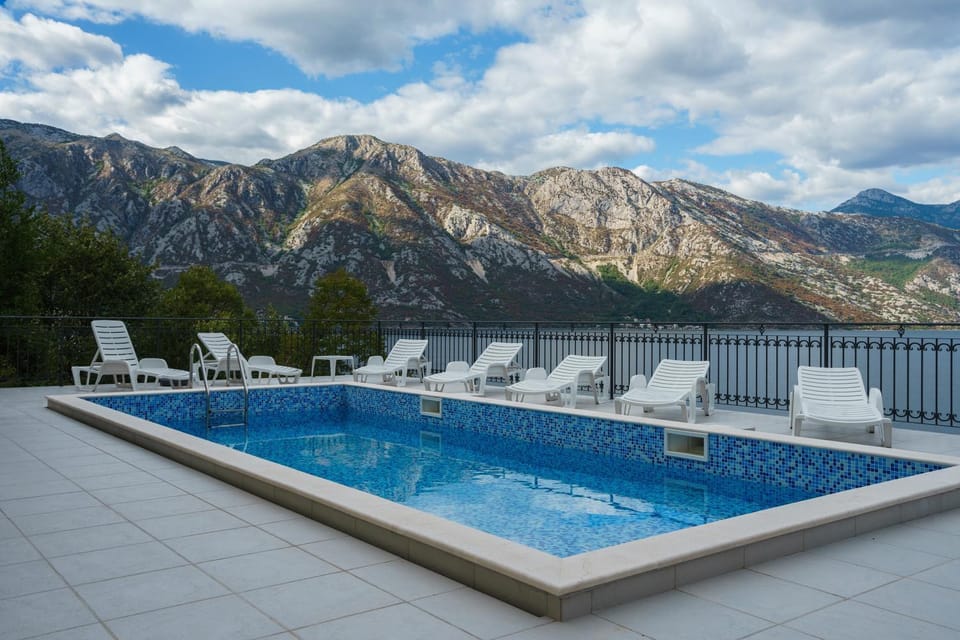 Patio, Mountain view, Swimming pool