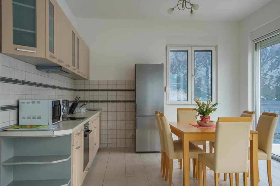 Kitchen or kitchenette, Dining area, young children, older children, group of guests, Family