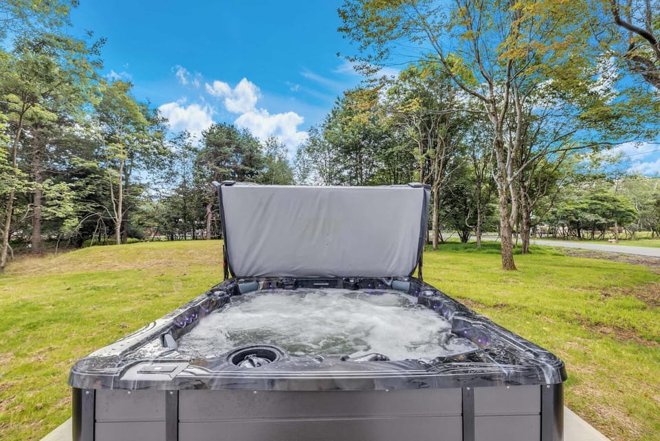 Luxury Hot Tub Game Room and More Chalet in Pocono Mountains