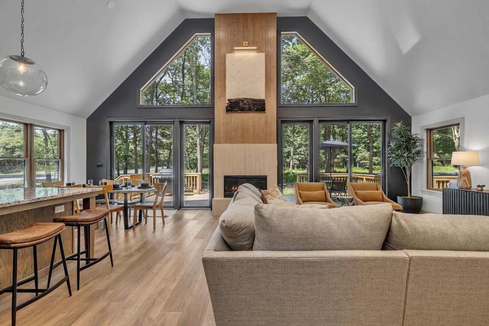 Luxury Hot Tub Game Room and More Chalet in Pocono Mountains