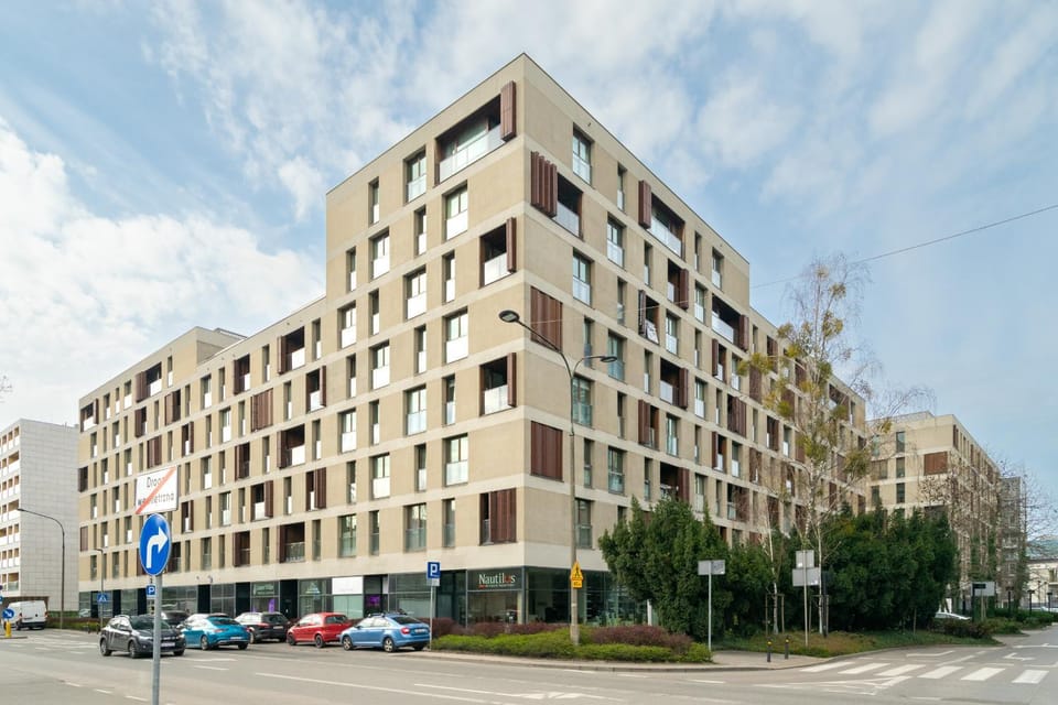 Property building, Day, Neighbourhood, City view, Street view, Location, Parking