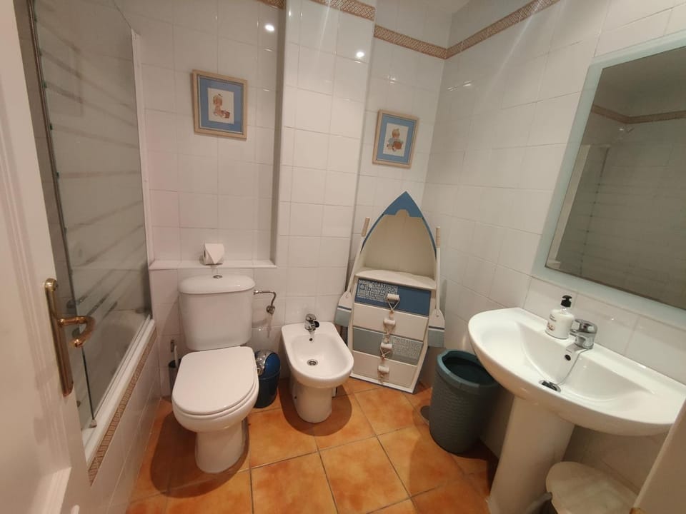 Toilet, Bathroom, Bath, bidet, towels