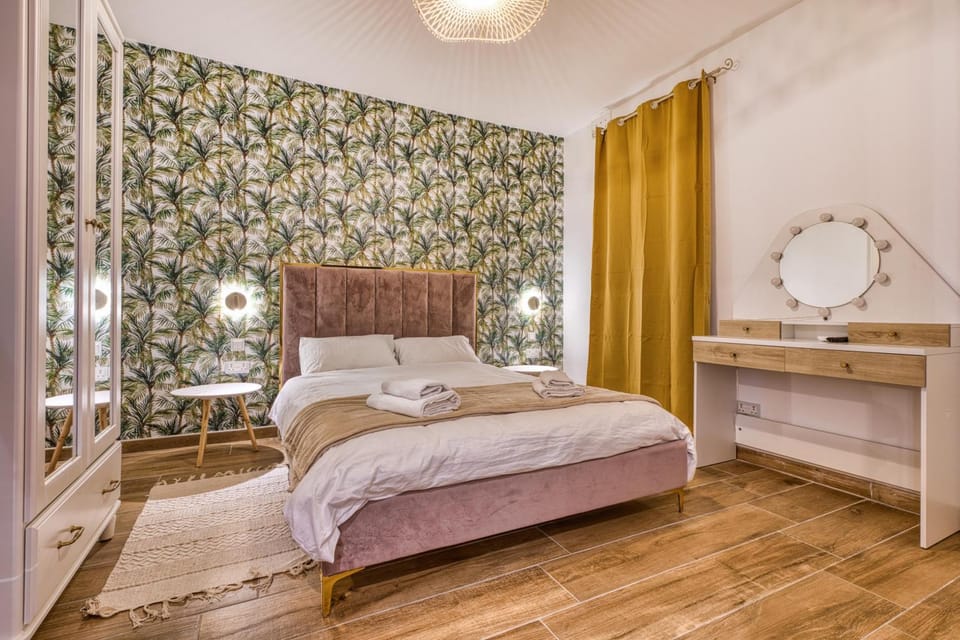 Photo of the whole room, Bedroom, towels, wardrobe