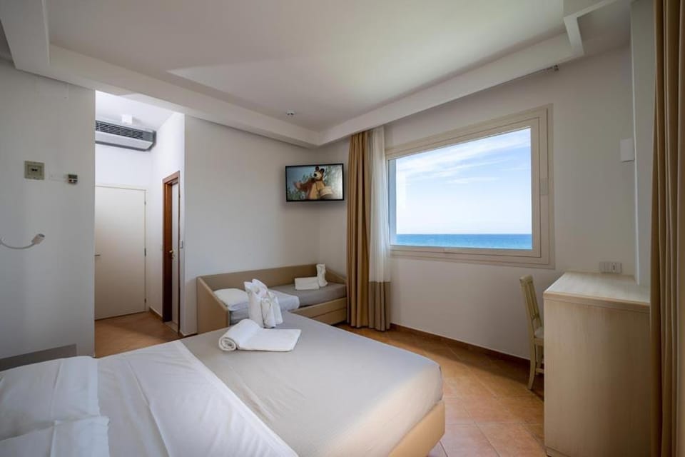 Photo of the whole room, Sea view