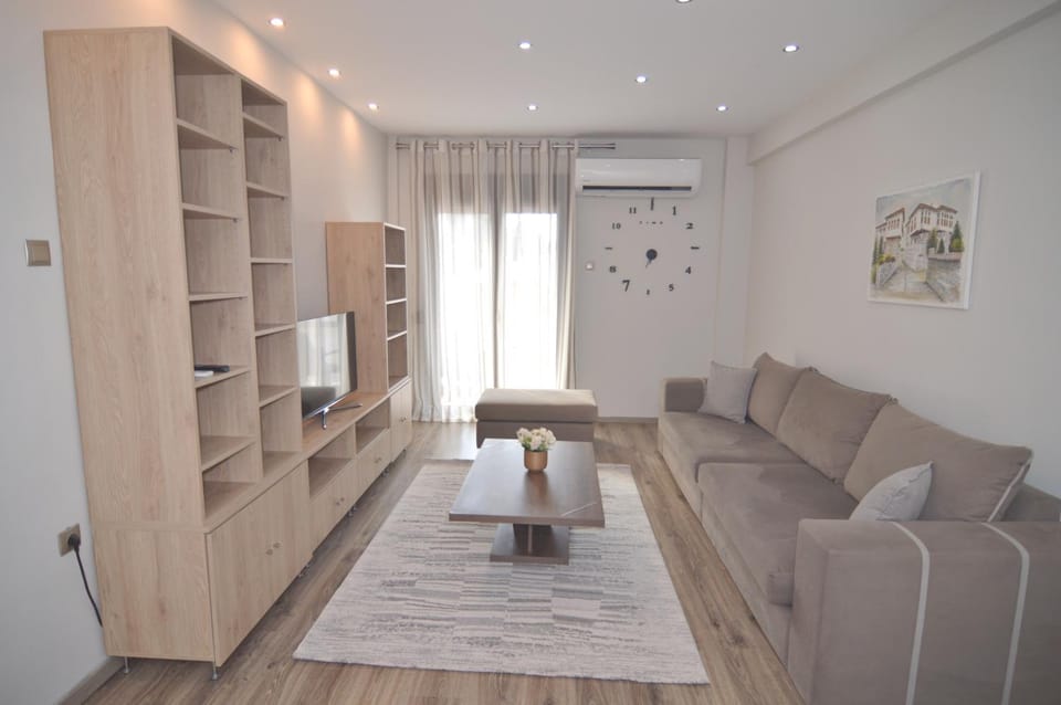 Communal lounge/ TV room, TV and multimedia, Living room, Seating area, air conditioner