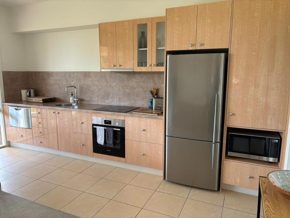 Coffee/tea facilities, Kitchen or kitchenette, dishwasher, oven, stove, toaster