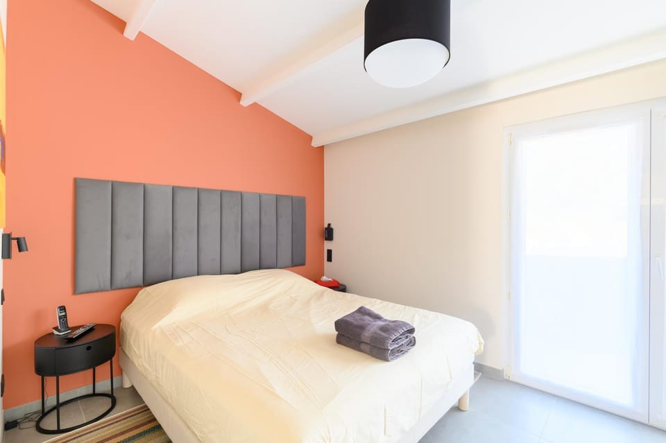 Property building, Bed, Photo of the whole room, Bedroom