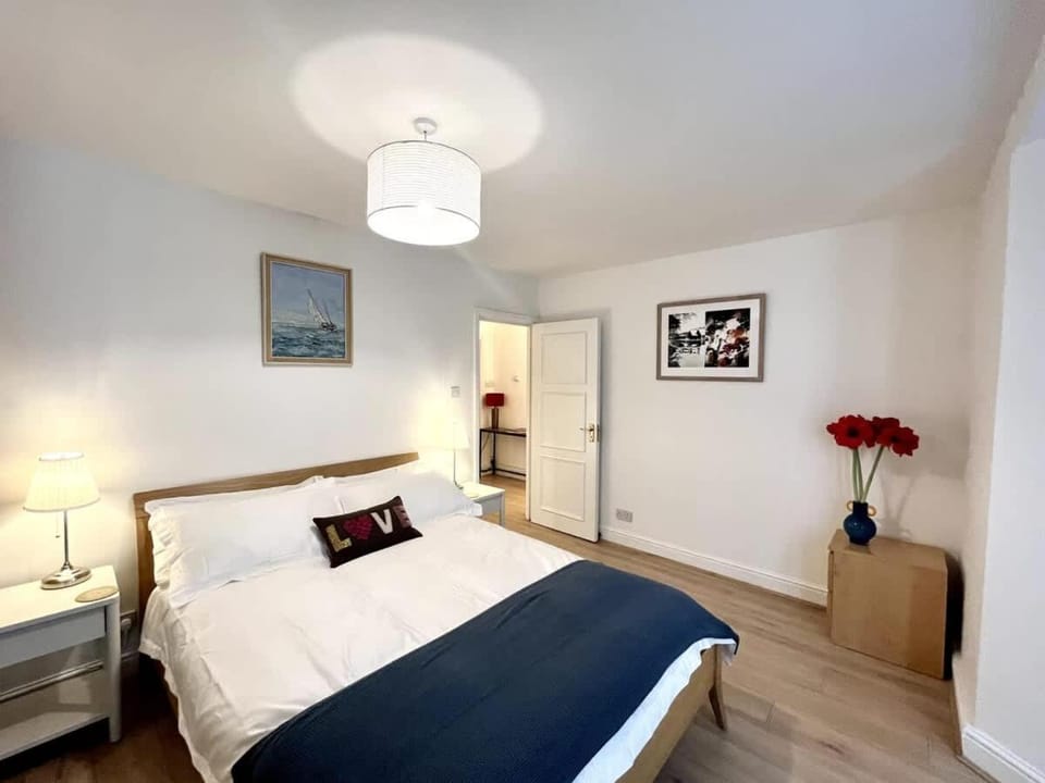 Notting Hill 1-Bed Apartment with Private Patio House in City of Westminster