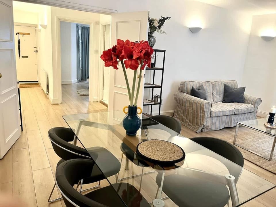 Notting Hill 1-Bed Apartment with Private Patio House in City of Westminster