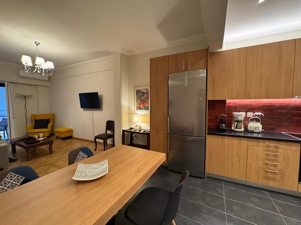 TV and multimedia, Coffee/tea facilities, Kitchen or kitchenette, Living room, Seating area, Dining area, stove, toaster