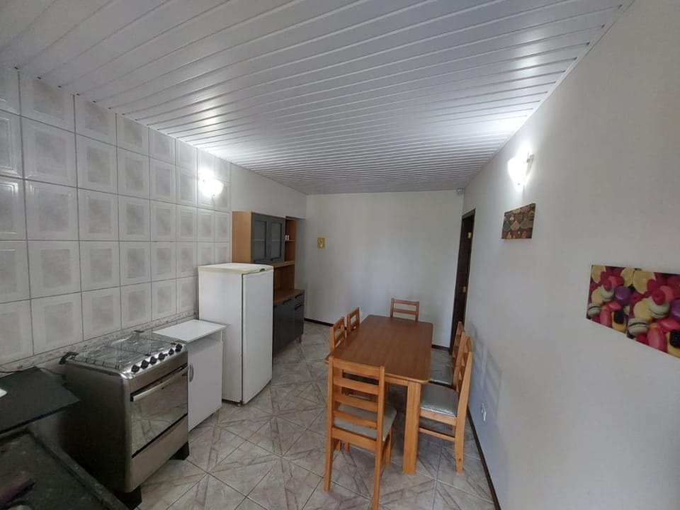 Kitchen or kitchenette, Dining area, minibar, oven, stove