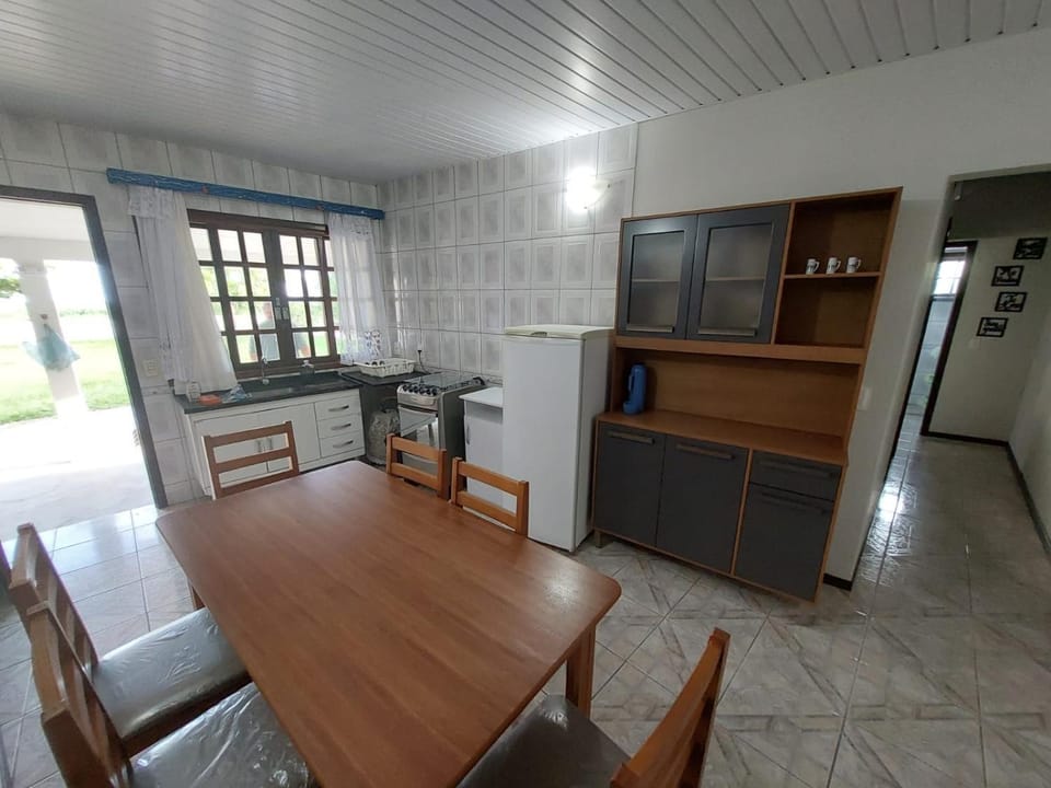 Kitchen or kitchenette, Dining area, oven, stove