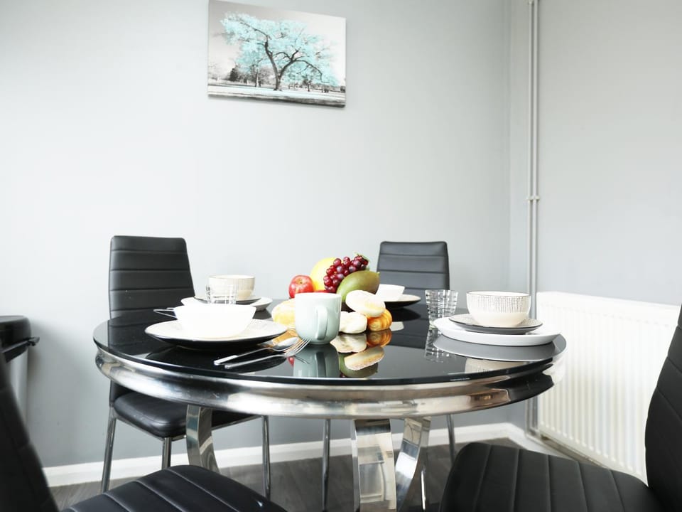 Coffee/tea facilities, Living room, Food and drinks, Seating area, Dining area, Food
