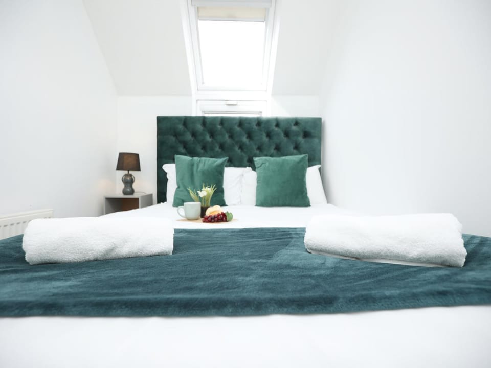 Bed, Bedroom, towels