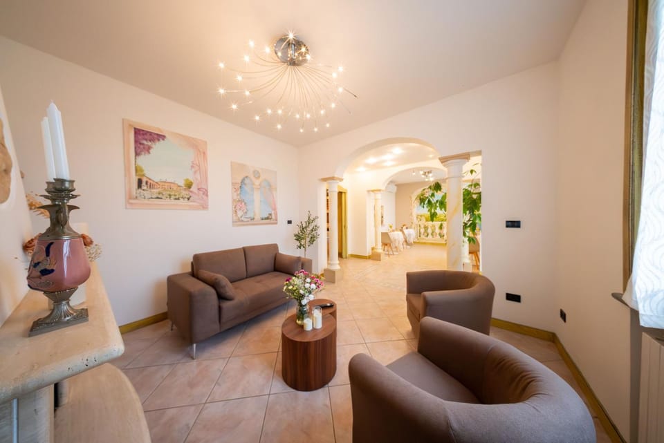 Communal lounge/ TV room, Living room, Seating area, air conditioner