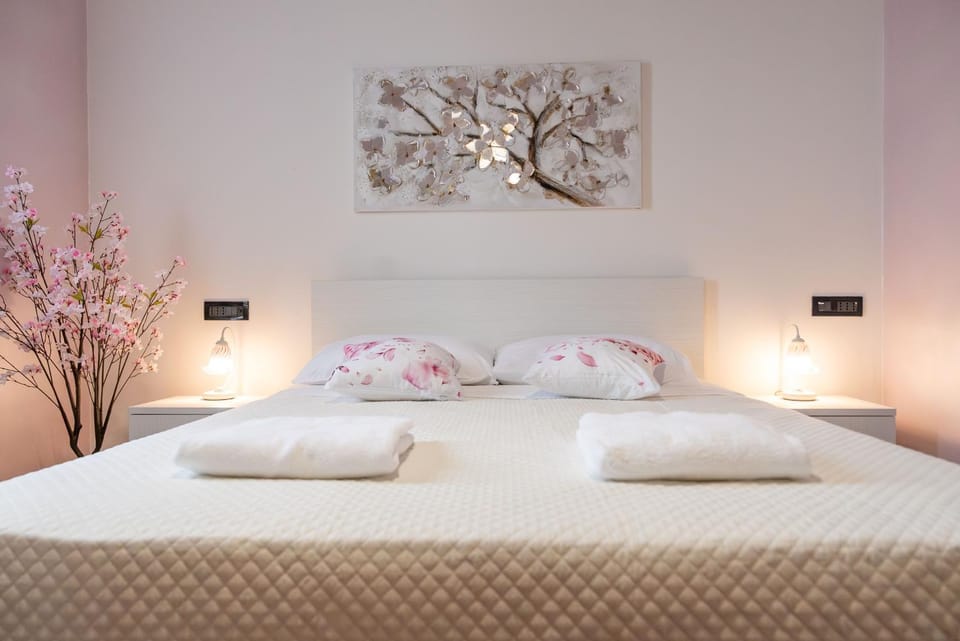 Bed, Photo of the whole room, Bedroom, towels