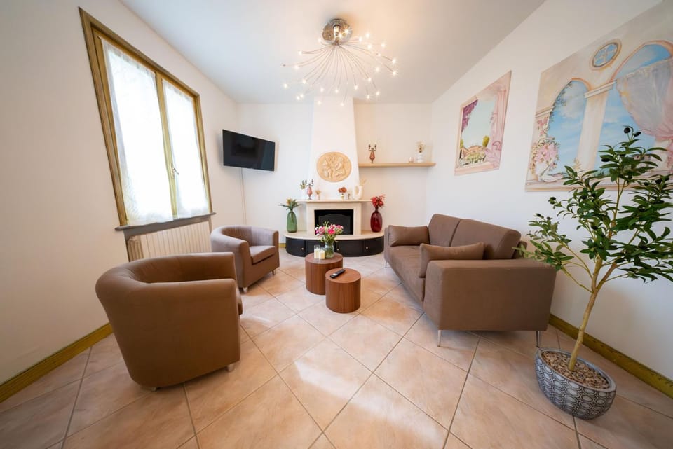 Communal lounge/ TV room, TV and multimedia, Living room, Seating area, Evening entertainment, air conditioner
