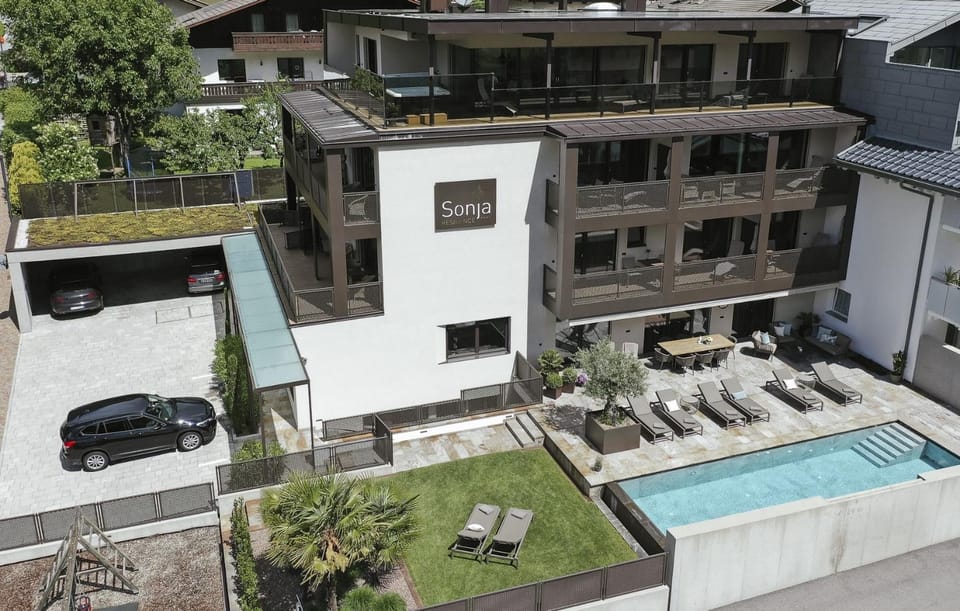 Property building, Patio, Children play ground, Garden, Hot Tub, Balcony/Terrace, Garden view, Pool view, Swimming pool, Location, Parking, sunbed