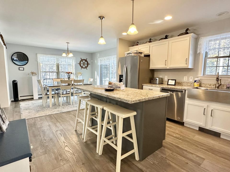 Kitchen or kitchenette, Dining area, dishwasher, toaster