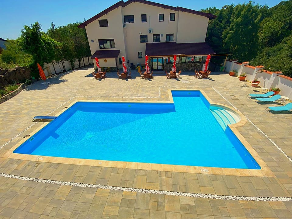 Restaurant/places to eat, Pool view