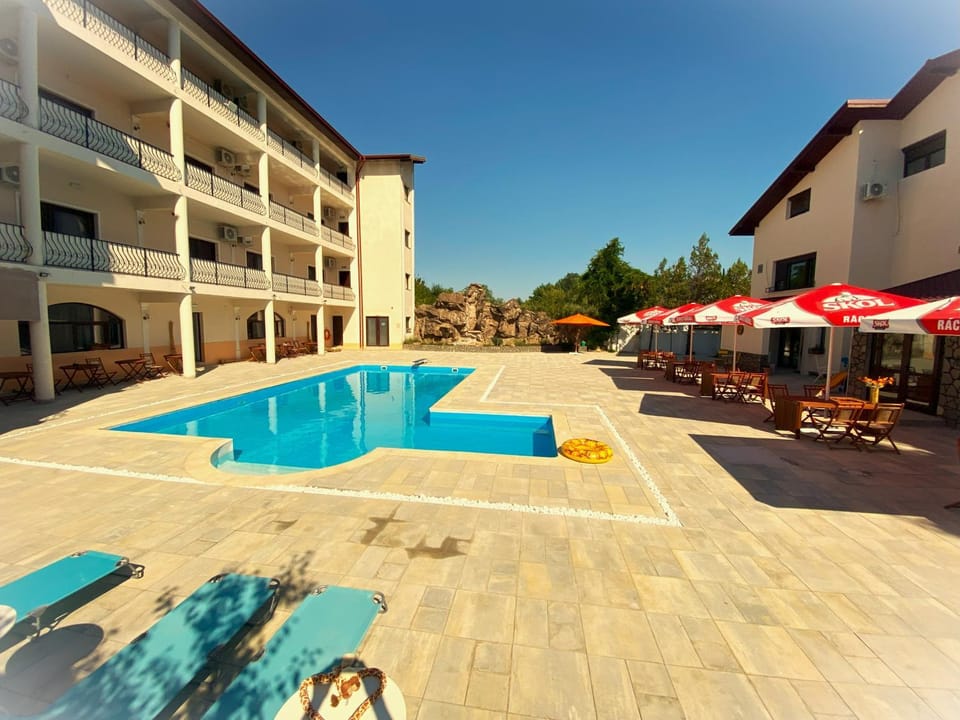 Property building, Restaurant/places to eat, Swimming pool, Breakfast