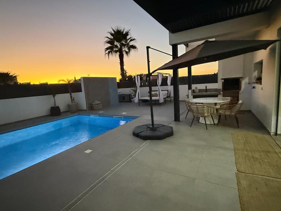 Villa R&M with Pool and Jacuzzi Villa in Olhão