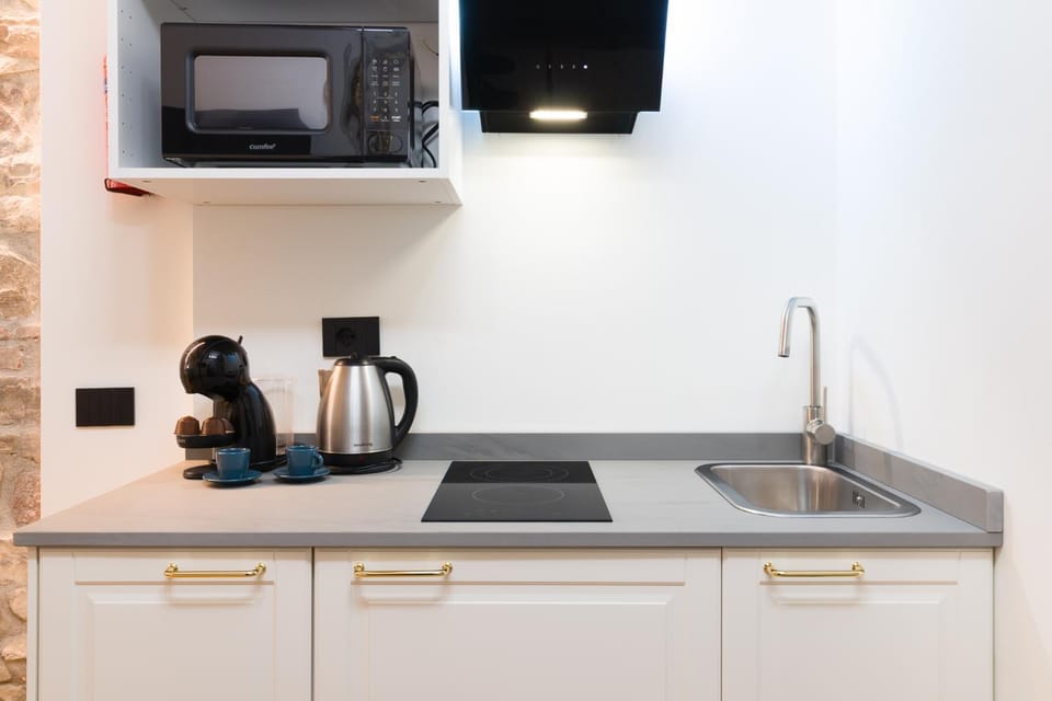 Coffee/tea facilities, Kitchen or kitchenette, stove