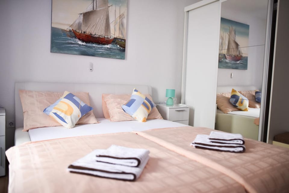 Bed, Photo of the whole room, towels, wardrobe