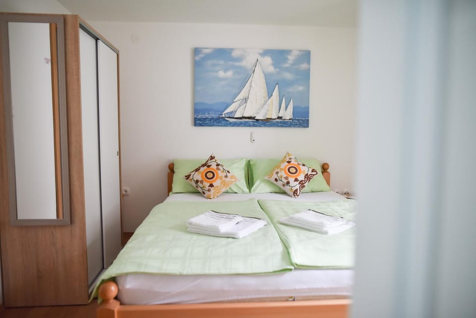 Bed, Bedroom, towels, wardrobe