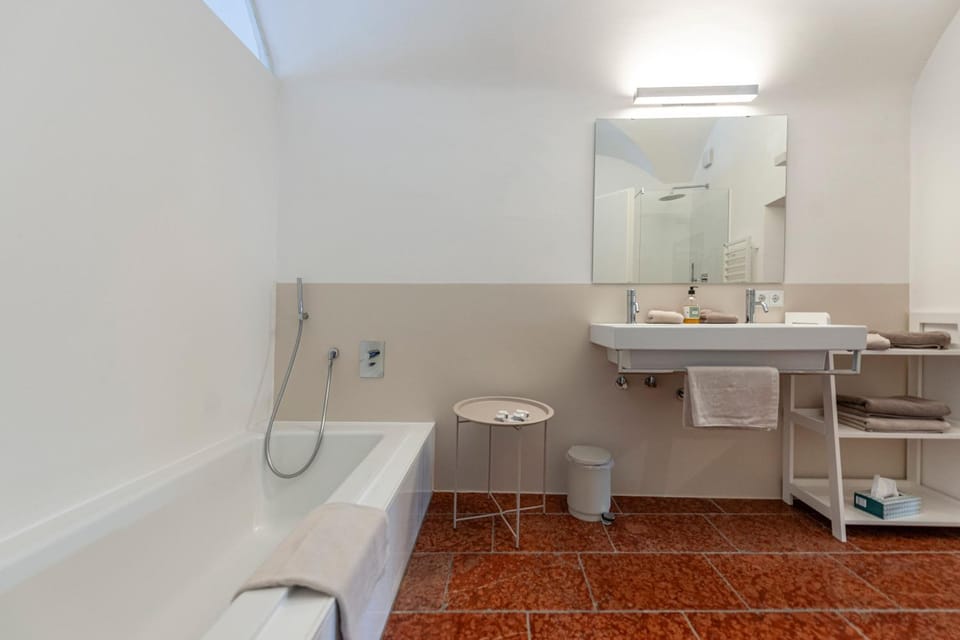 Bathroom, Bath, towels