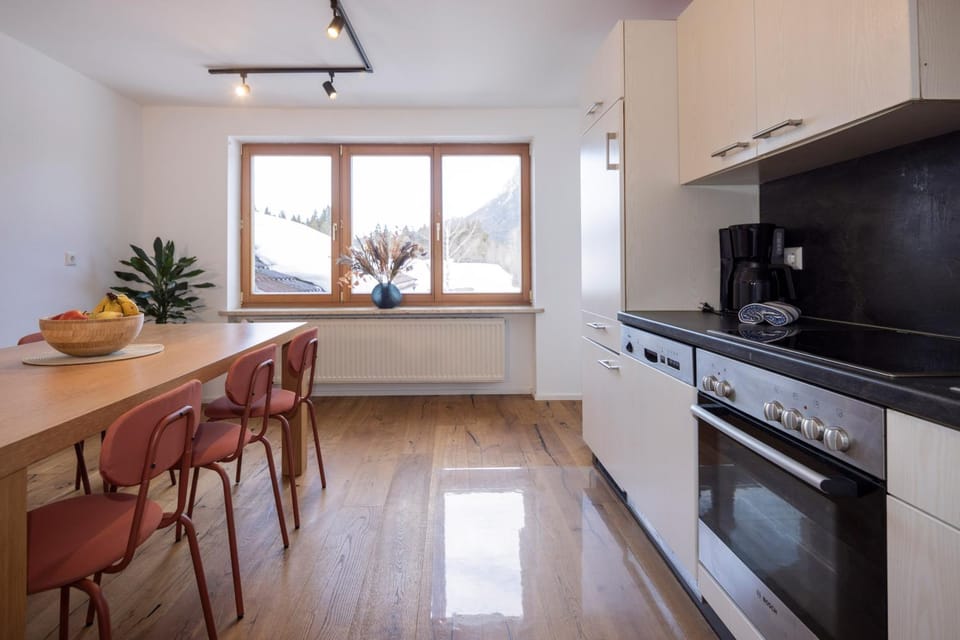 Kitchen or kitchenette, Dining area, dishwasher, oven, stove