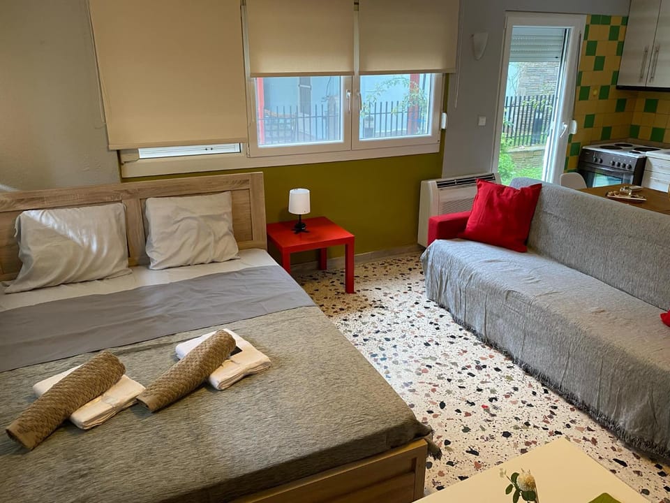 Bed, Living room, Photo of the whole room, Bedroom, towels