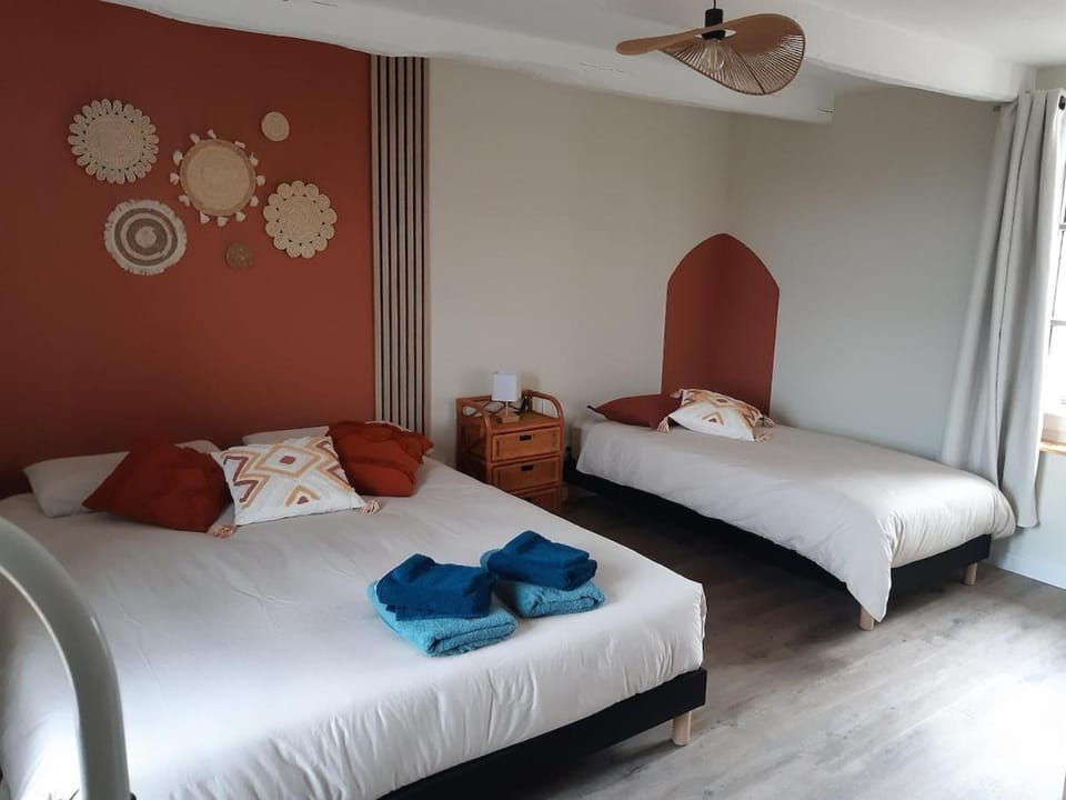 Bed, Bedroom, towels