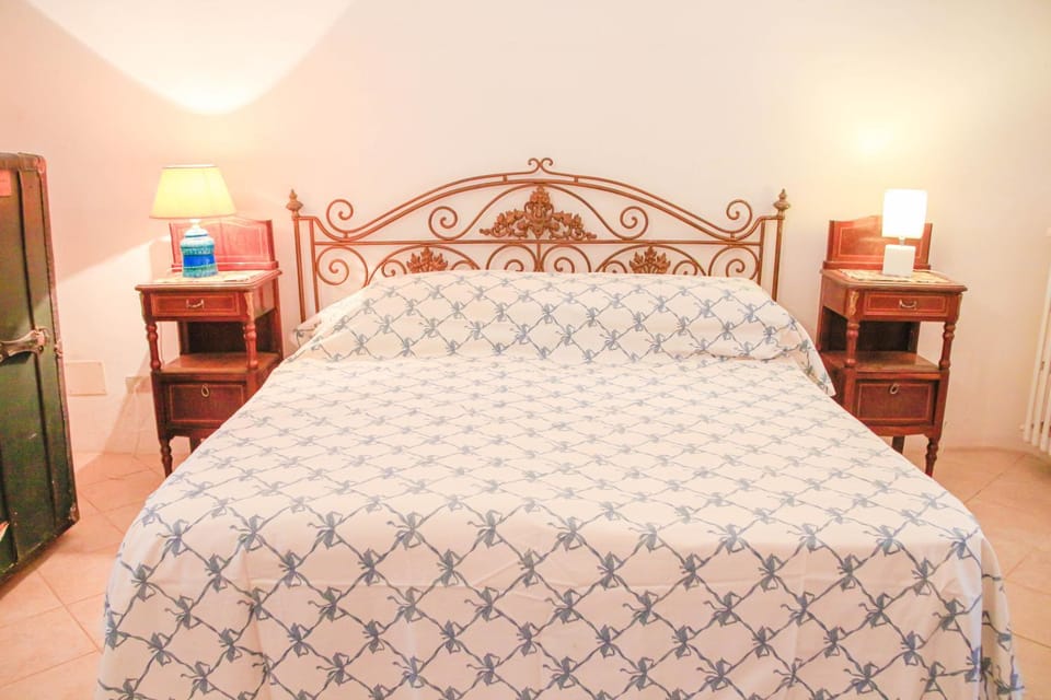 Bed, Bedroom, heating, towels