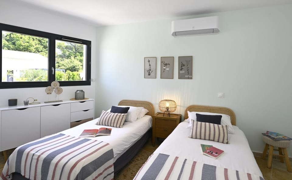 Photo of the whole room, Bedroom