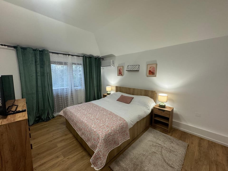 Bed, TV and multimedia, Photo of the whole room, Bedroom
