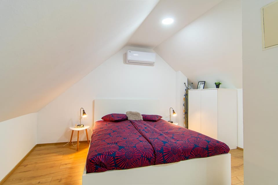 Bed, Photo of the whole room, Bedroom, air conditioner