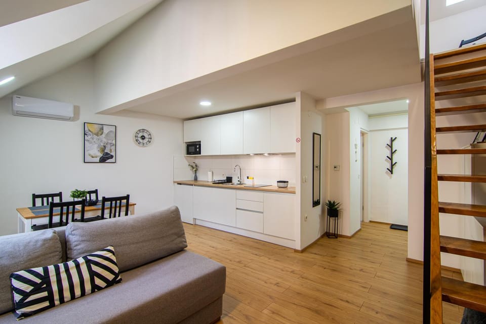 Kitchen or kitchenette, Living room, Seating area, Dining area