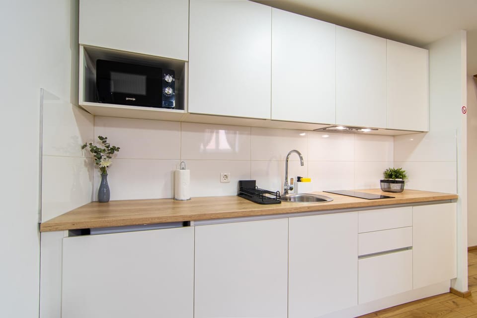 Kitchen or kitchenette, oven, kitchen