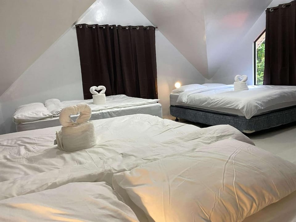 Bed, towels