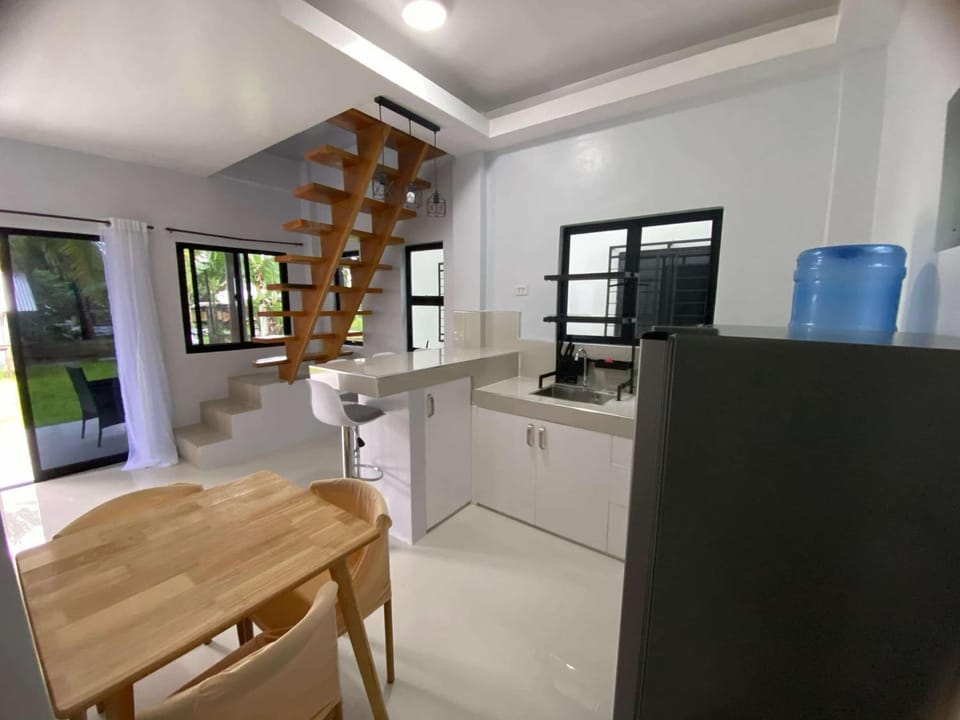 Kitchen or kitchenette, Dining area, minibar