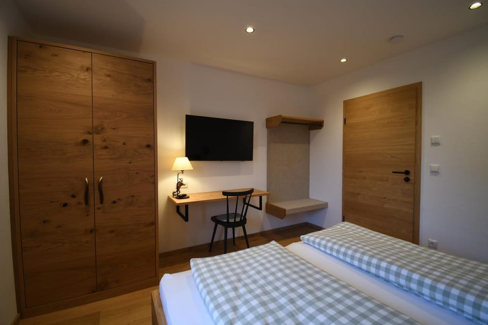 TV and multimedia, Bedroom, wardrobe