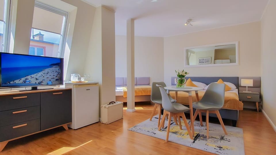 Bed, TV and multimedia, Photo of the whole room, Seating area