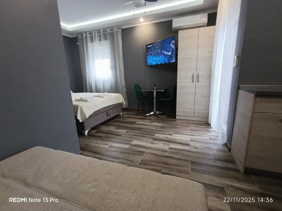 TV and multimedia, Seating area, Dining area, wardrobe, air conditioner