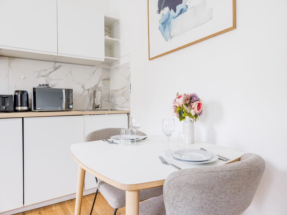 Coffee/tea facilities, Kitchen or kitchenette, Dining area, toaster