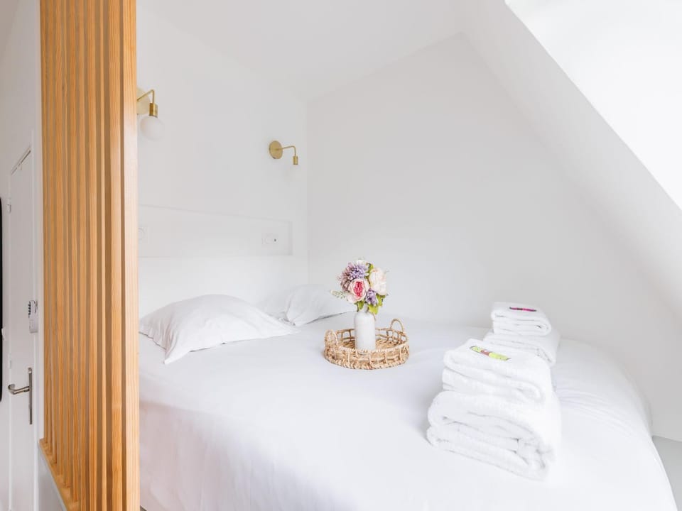 Bed, Photo of the whole room, Bedroom, towels