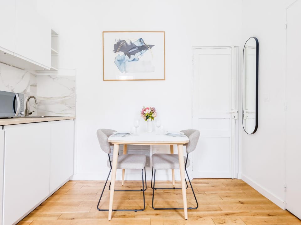 Kitchen or kitchenette, Dining area
