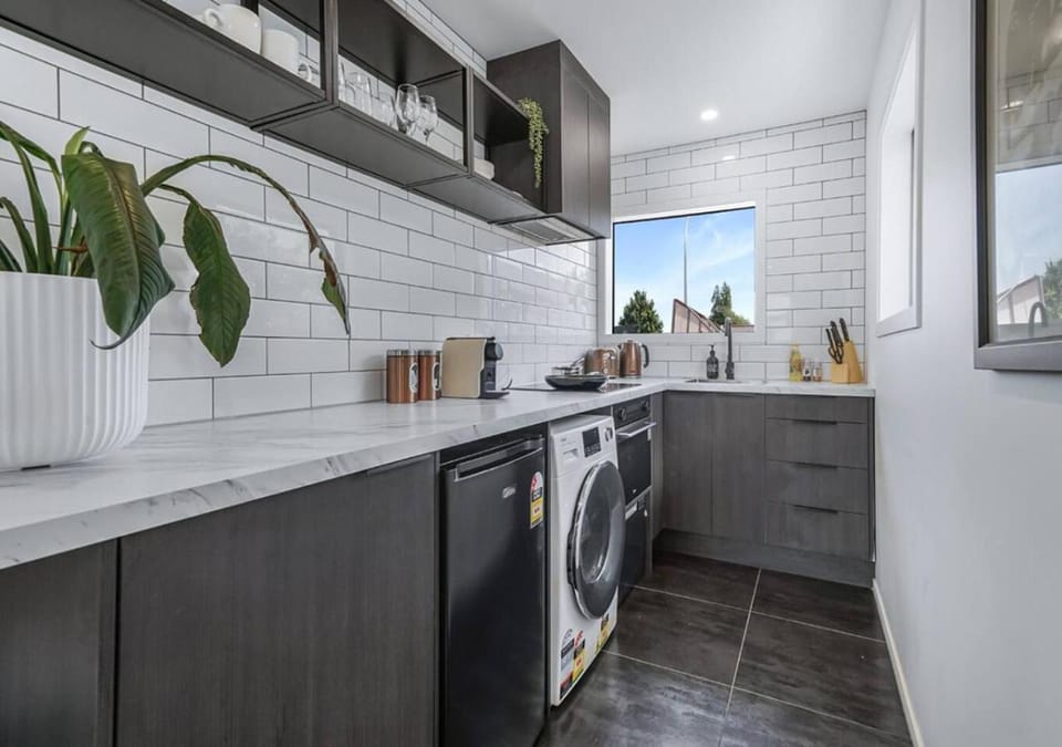 Kitchen or kitchenette, toaster, washing machine, dryer