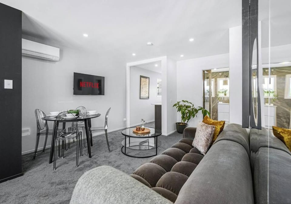 TV and multimedia, Living room, Seating area, Dining area, air conditioner