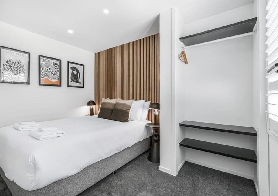 Bed, Photo of the whole room, Decorative detail, Bedroom, towels, wardrobe